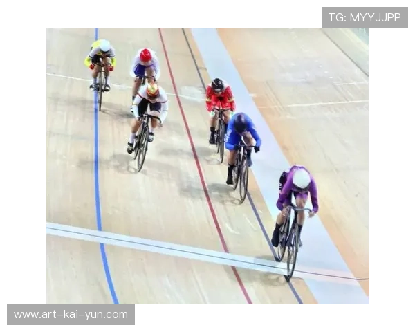 自行车赛终点线前的集体冲刺惊心动魄