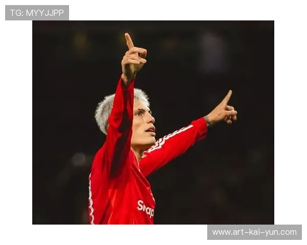 曼联快速长传创造良机，加纳乔挑射稍稍打偏